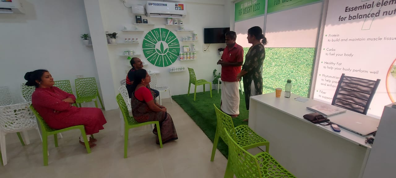 Nutritionist guiding a member